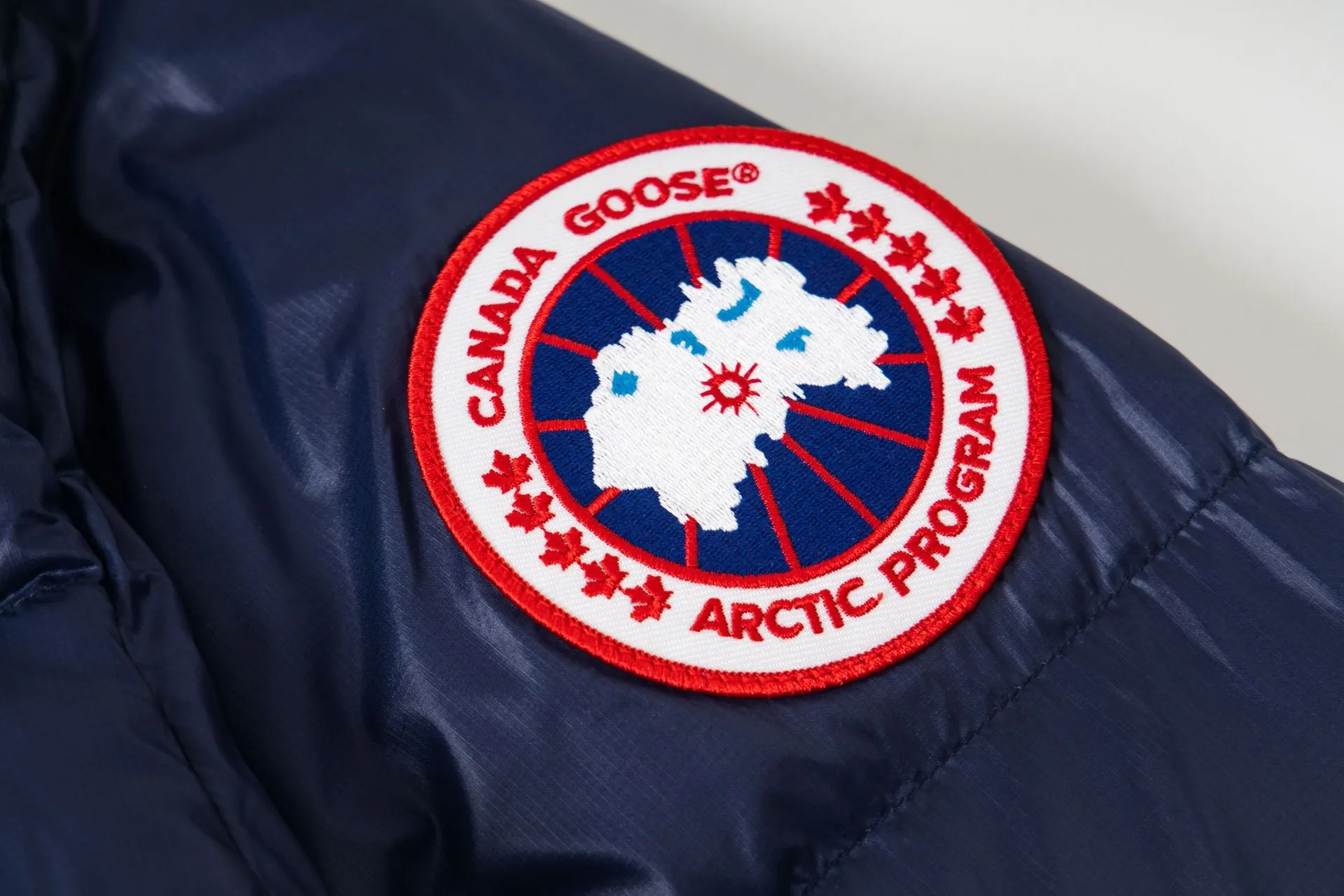 P790 model number: G122 Canada Goose's new Crofton series of lightweight couple's hooded down jacket 1️⃣The fabric is made of recycled Feather-Light tear-resistant fabric, which is ultra-light and has no sense of weight on the upper body. The unique black label highlights the temperament. The interior is filled with white duck down, making the upper body very light and comfortable! 2️⃣It is very youthful and energetic, and can be easily worn by both men and women. It is very in line with the fashion aesthetic concepts of today's young people! 3️⃣ Full set of customized accessories, complete with three standards, same style for men and women, a must-have for couples Color: Picture color Size: S, M, L, XL